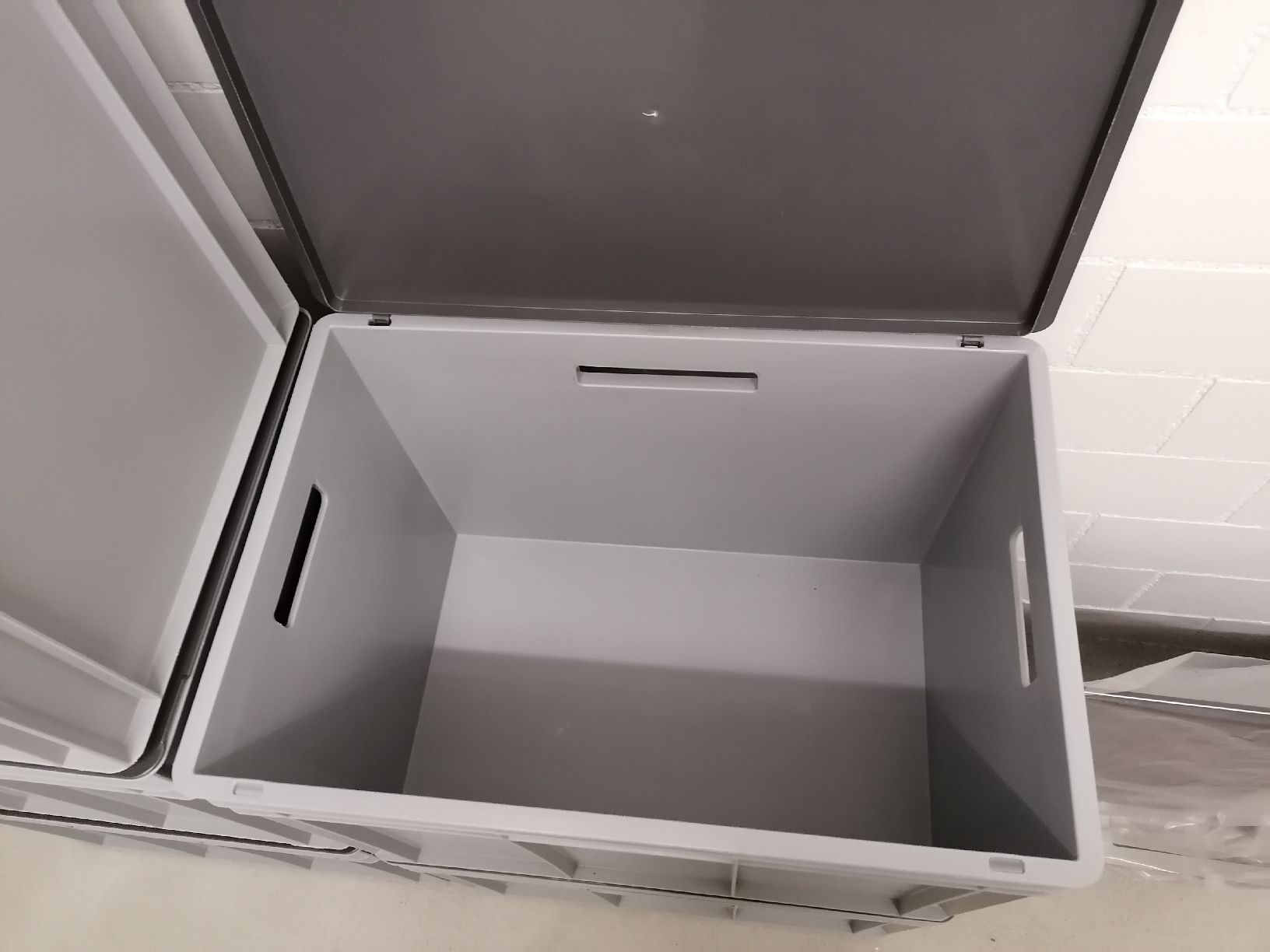 Sonstige Dekorationen & Accessoires: 5 Grey Plastic Storage Boxes with Lids Aufbewahrungsboxen – Gebraucht aus Zürich von thesuccessnow 1
