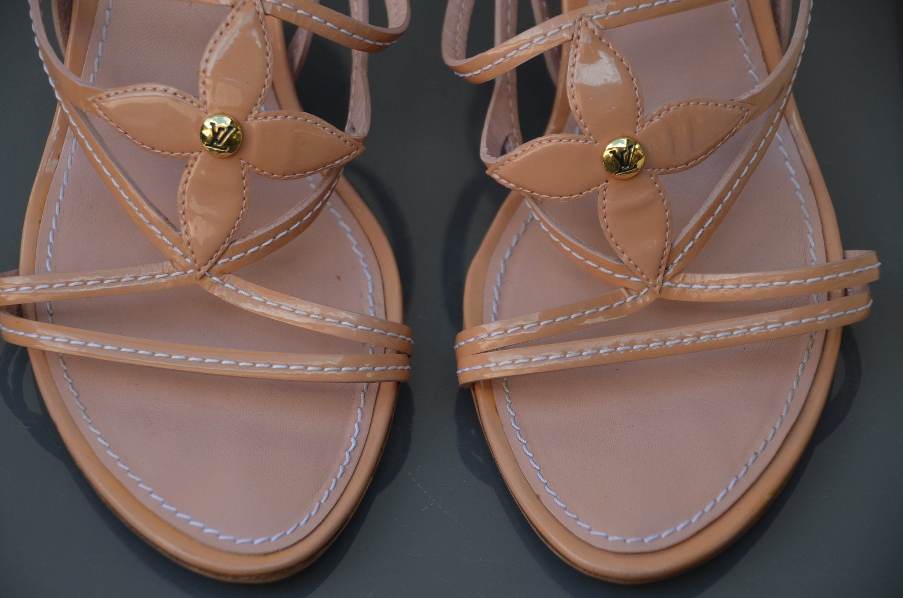 Louis Vuitton Damenschuhe: Sandalen / Sandales Louis Vuitton  .38,5 – Gebraucht aus Collonges von Auganien 1