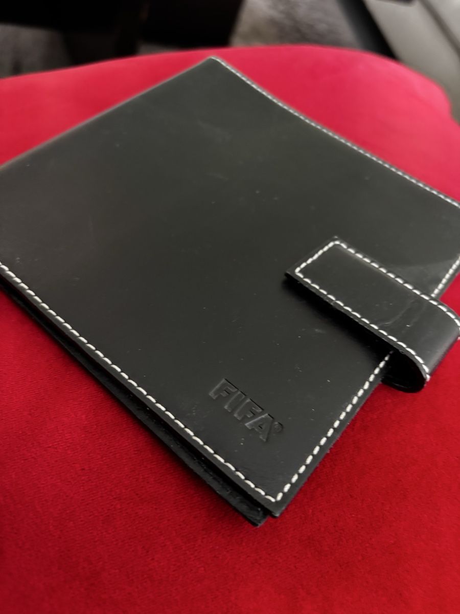 Autres vêtements & accessoires: FIFA, Leder, schwarz, Etui – D'occasion à Zürich par engebrunau
