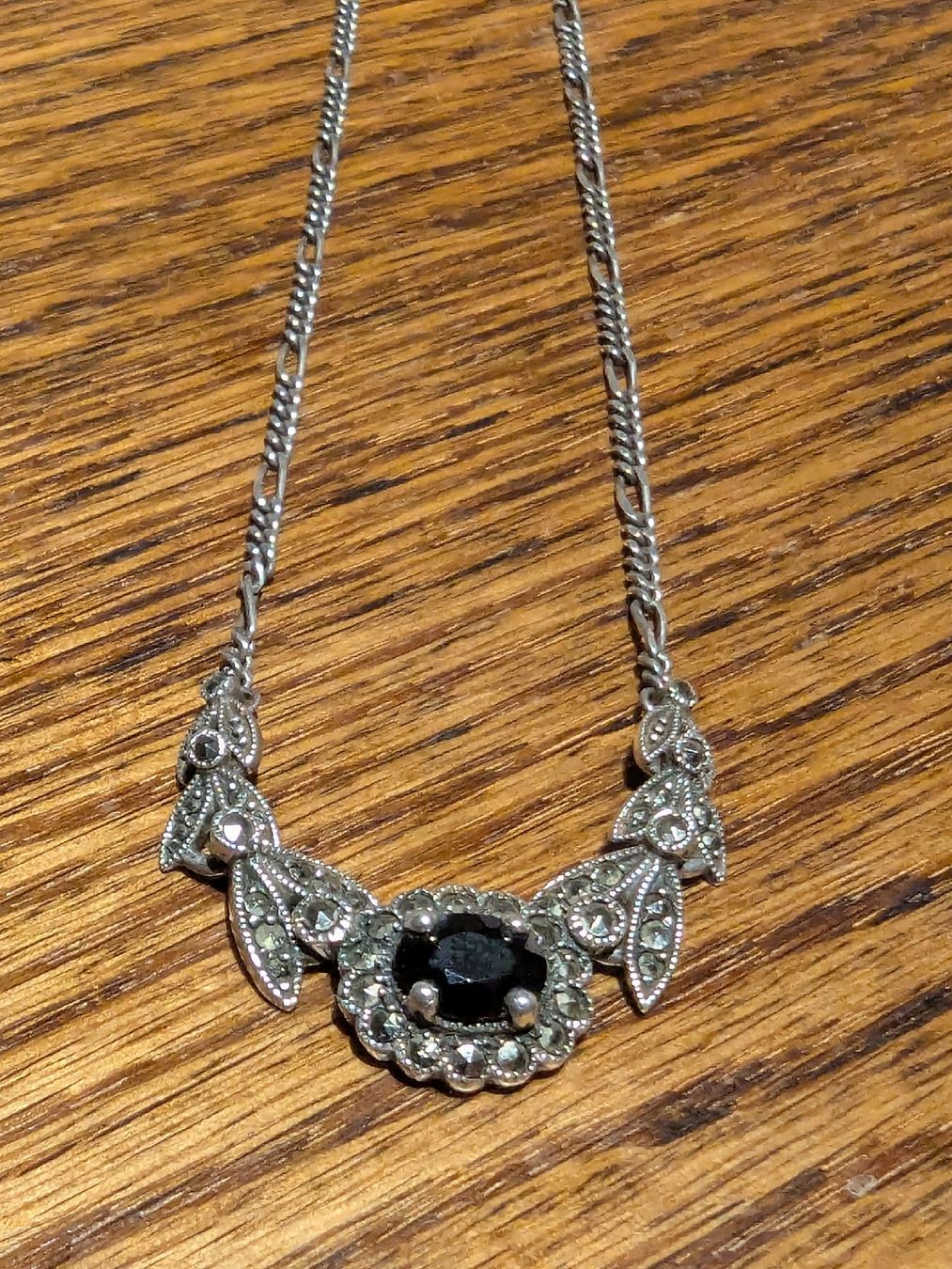 Catenine: Silbercollier mit schwarzem Stein und Markasiten – Usato da Bischofszell venduto da Blende2