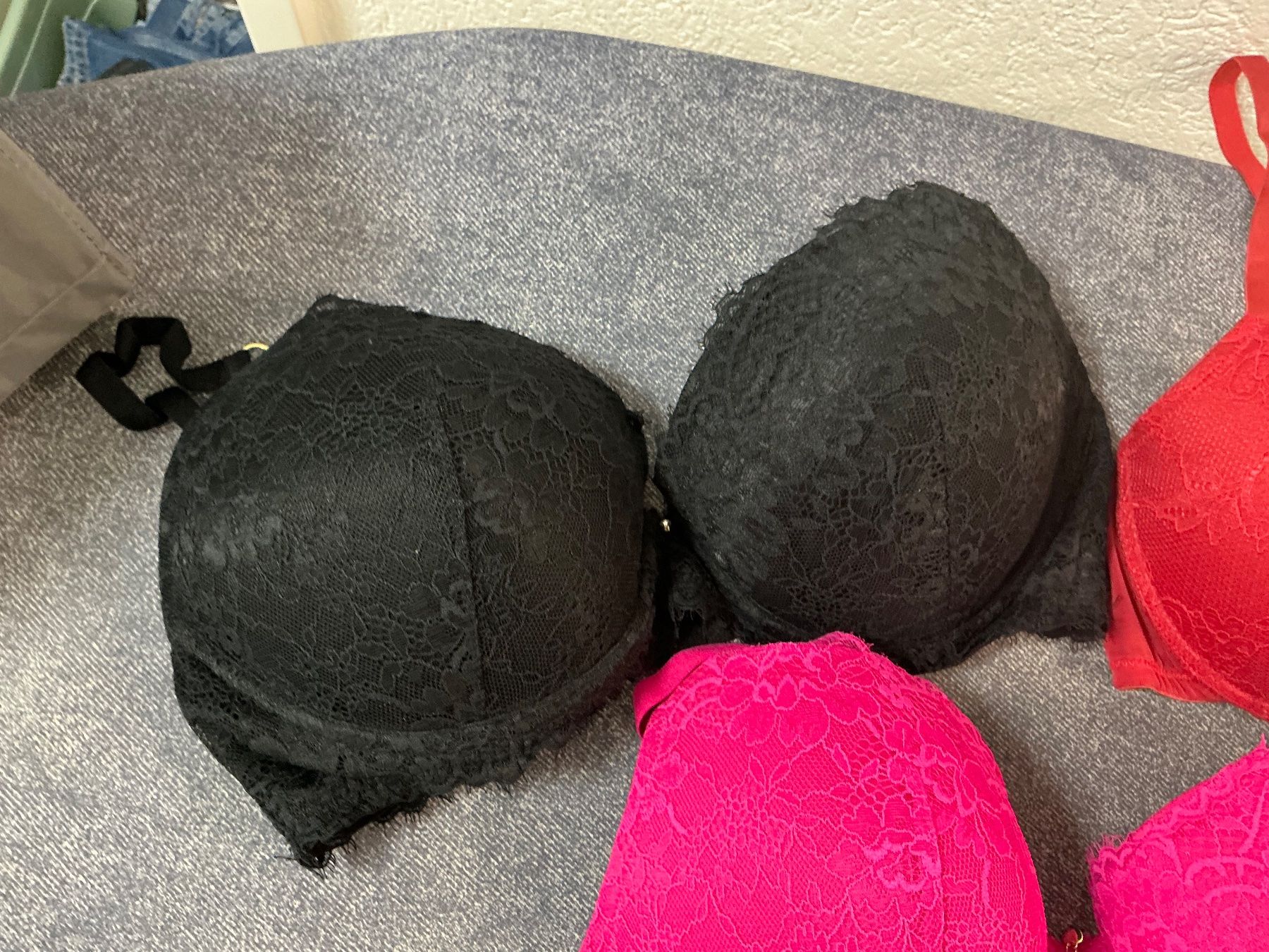 Altra biancheria intima: 3 BHs mit Spitze, verschiedene Farben, Grösse 80C – Usato da Würenlos venduto da Tina48 3