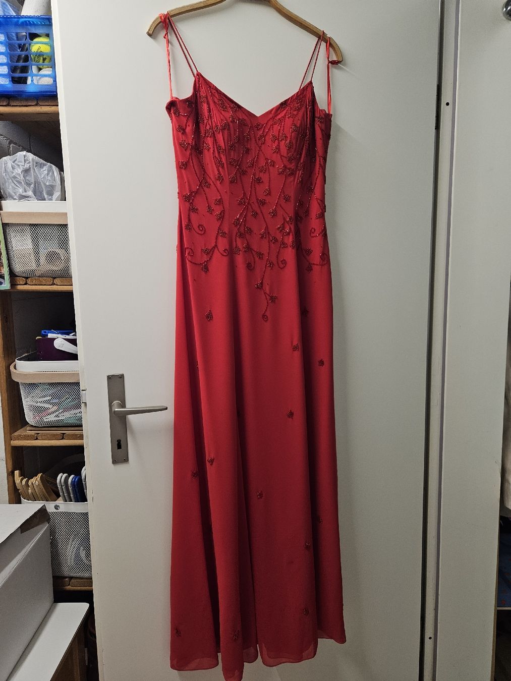 Vestiti: Rotes Abendkleid mit Perlen, Grösse S, festlich! – Usato da Widen venduto da Calgary