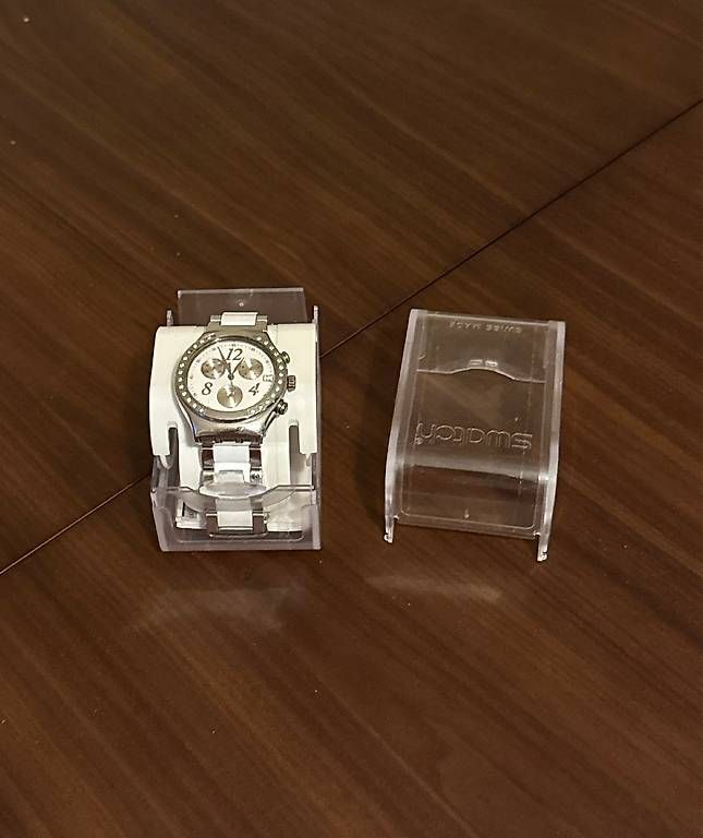 Montres: Swatch Armbanduhr, weiss & silber – D'occasion à Luzern par bar_v528