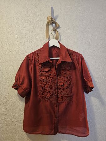 Sommerliche Bluse, dunkelrot, Gr. M, mit Spitze