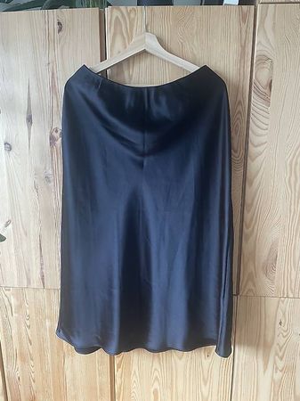 Schwarzer Satin Midi-Rock, elegant & zeitlos