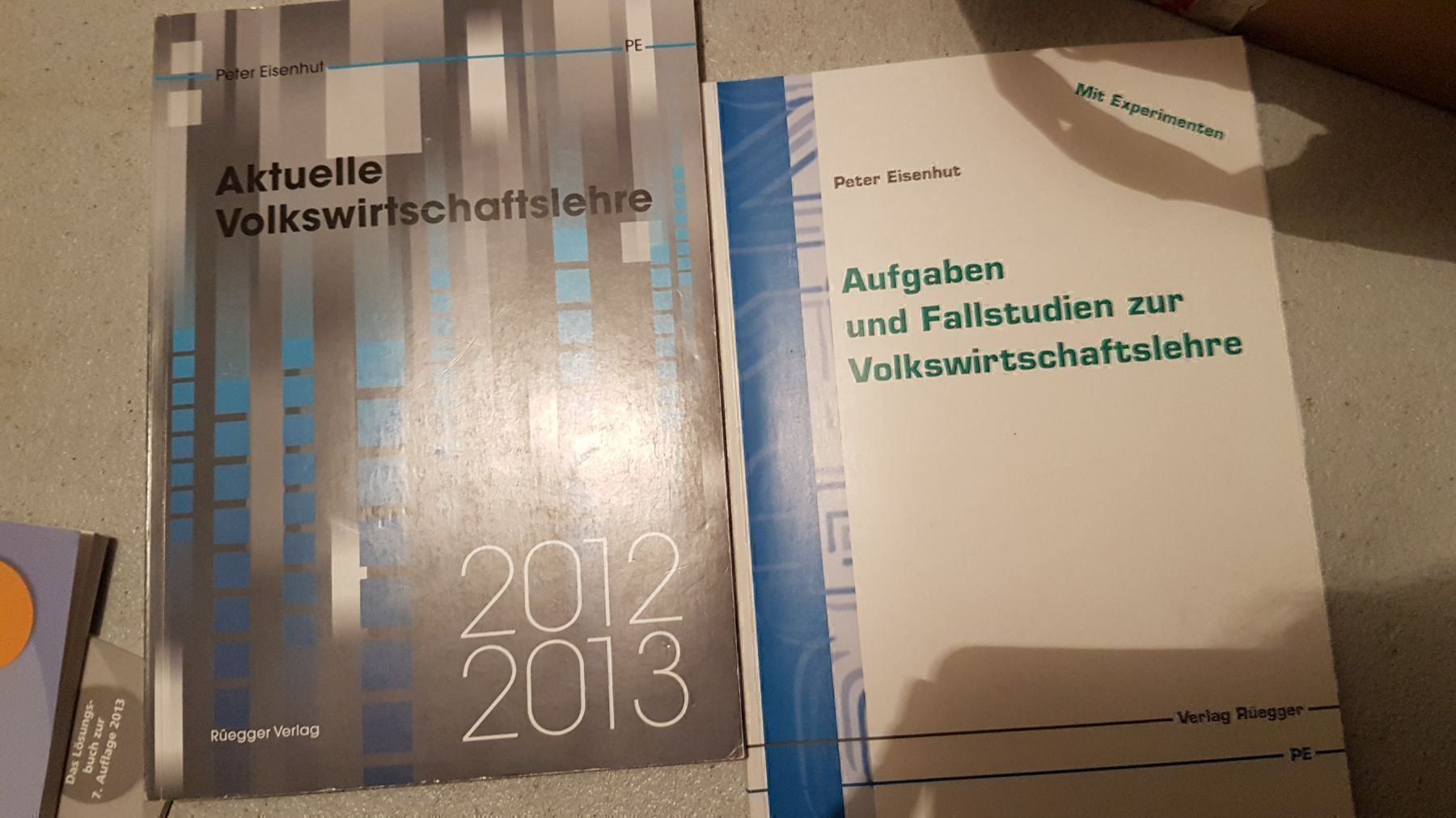 Libri: Aktuelle Volkswirtschaftlehre – Usato da Wohlen AG venduto da niki31