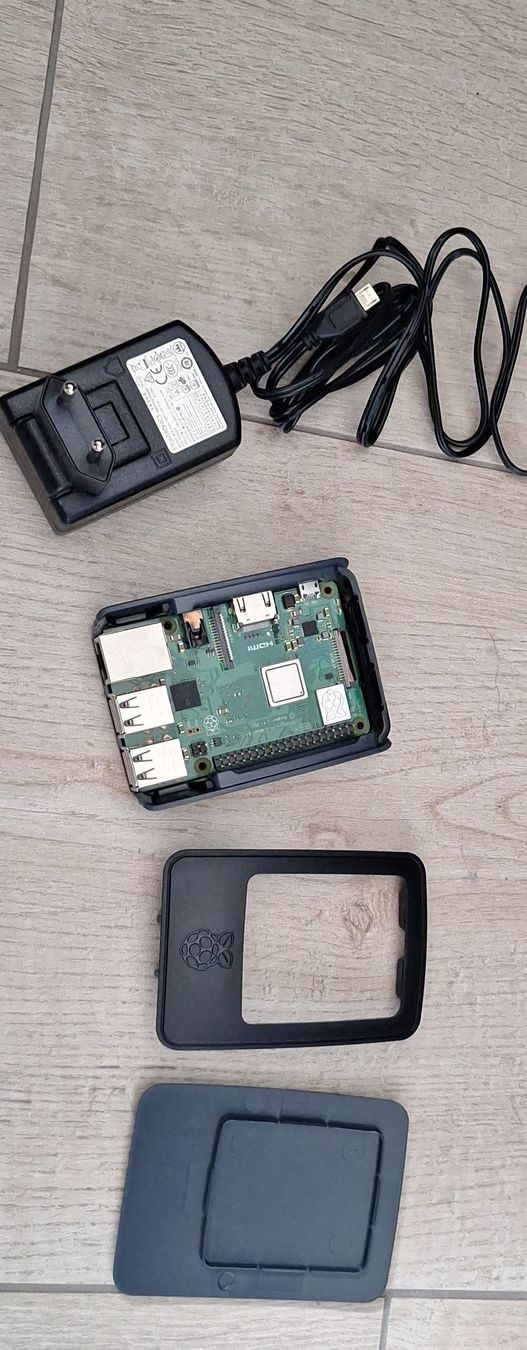 Raspberry Pi PC: Raspberry Pi 3 b+ mit Netzteil und Gehäuse – Usato da Buttwil venduto da baxiss