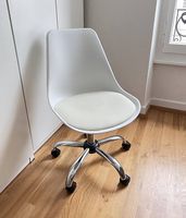 Chaise de bureau blanche pivotante sur roulettes 