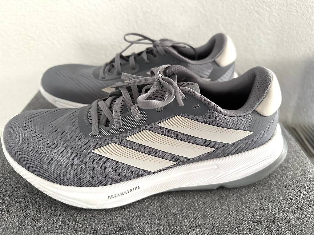 Herrenschuhe: Adidas Laufschuh Ease Dreamstrike grösse 42 – Gebraucht aus Dietikon von Tappsi1