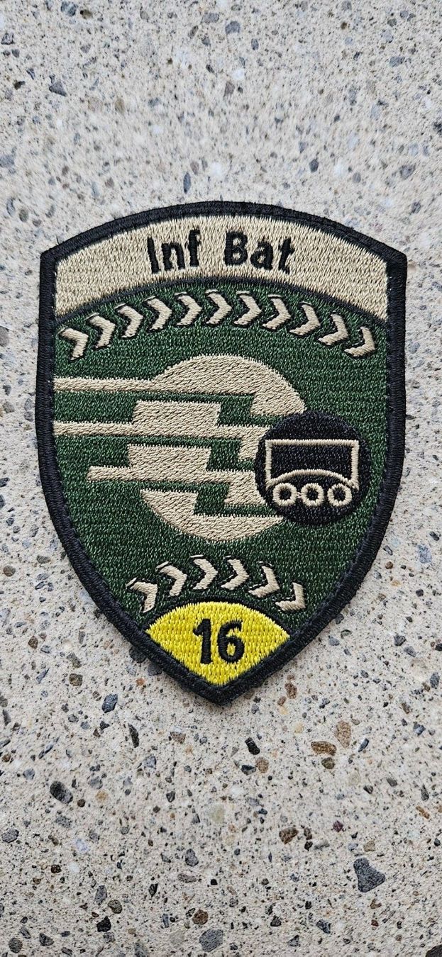 Schweizer Armee Placchette & Badge: *** Badge Inf Bat 16 mit klett *** – Nuovo e nell'imballaggio originale da Riedholz venduto da fr_sIruP