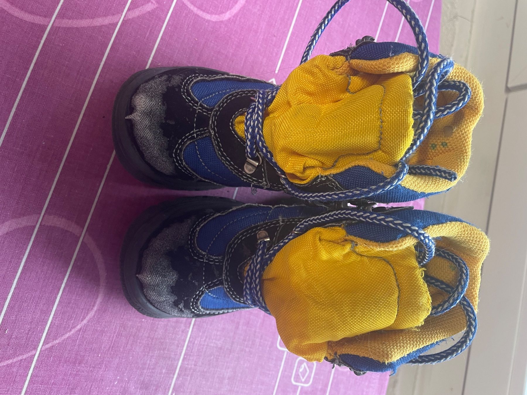 Scarpe per ragazzi: Chaussures enfants taille 25 – Usato da Les Geneveys-sur-Coffrane venduto da pipocas2009 2