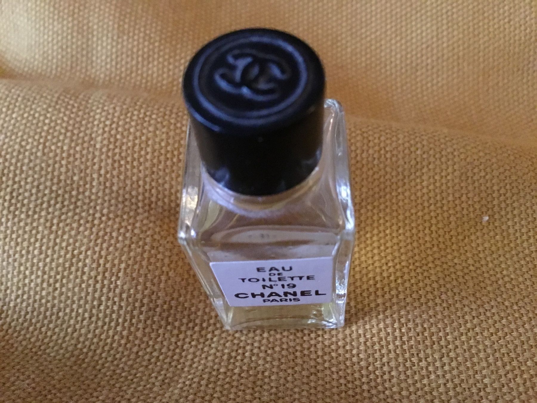 Chanel Parfum & Eau de Toilette: Parfum miniature de collection Chanel 19 – Gebraucht aus Le Landeron von nic_8hd5 1