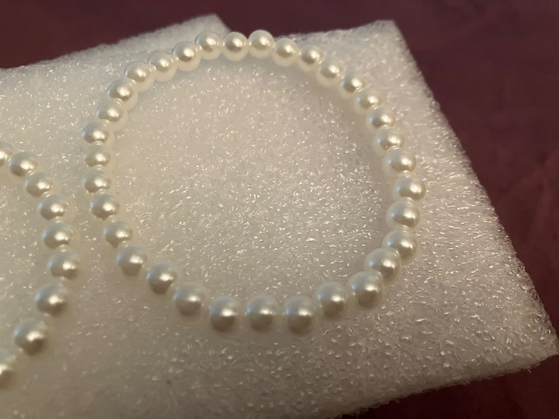 Armbänder & -reifen: Modeschmuck, 2 Kunstperlen Armbänder, dehnbar, weiss, NEU – Neu und originalverpackt aus Affoltern am Albis von Dlotti 2
