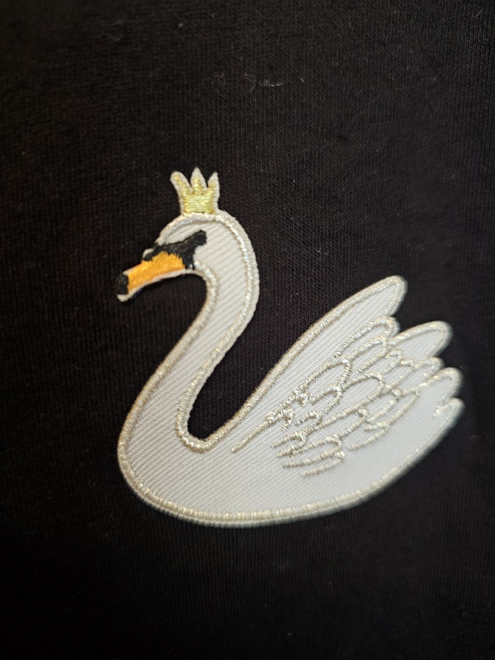 H&M T-shirt: T-Shirt H&M schwarz Grösse L mit gesticktem Schwan – Usato da Bern venduto da Oscarella 1