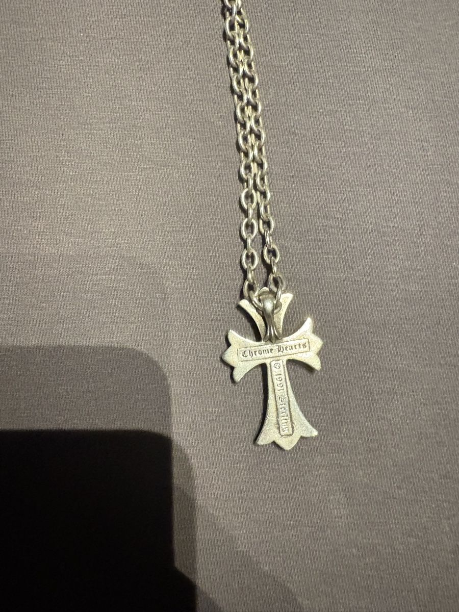 Chrome Hearts Ciondoli: Chrome Hearts Cross pendant – Usato da Pratval venduto da fse_9yyv 4