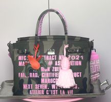 Handtasche Camouflage mit Anhänger rosa neuwertig
