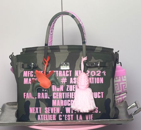 Handtasche Camouflage mit Anhänger rosa neuwertig