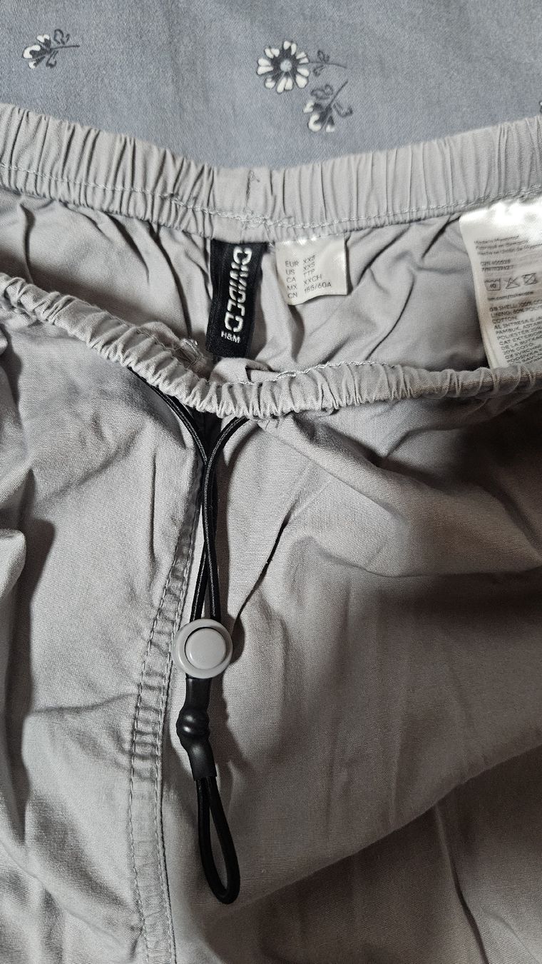 H&M Pantaloni: Graue Fallschirmhose H&M XXS – Usato da Sax venduto da Kieselstei 3