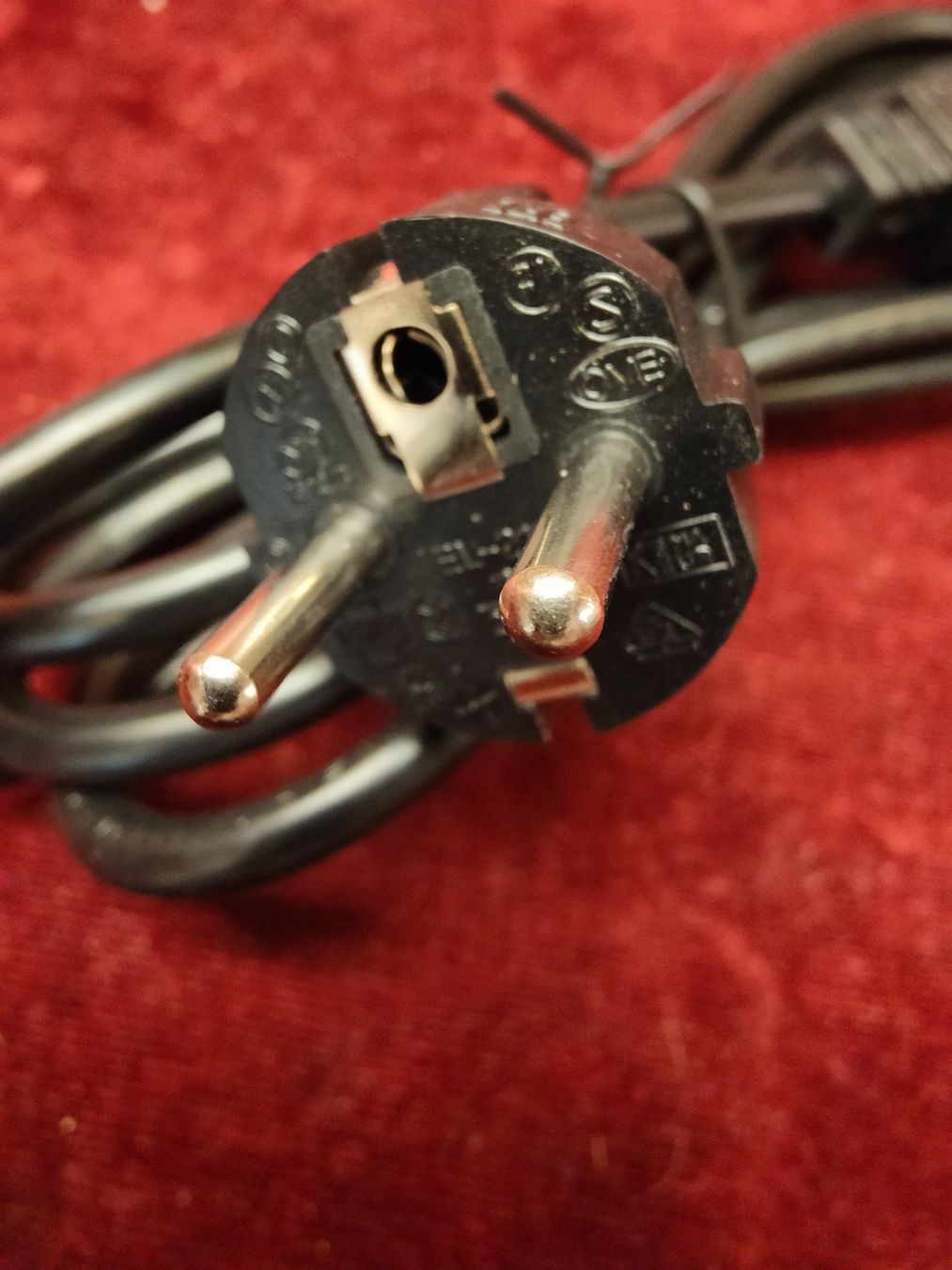 Componenti elettronici: Netzgerät Stecker Typ 12 mit Buchse C 13  /   5 Stück – Nuovo e nell'imballaggio originale da Davos-Platz venduto da musikhauskollegger