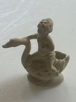 Porzellanfigur Kind auf Schwan mit Bodenmarke(S10)