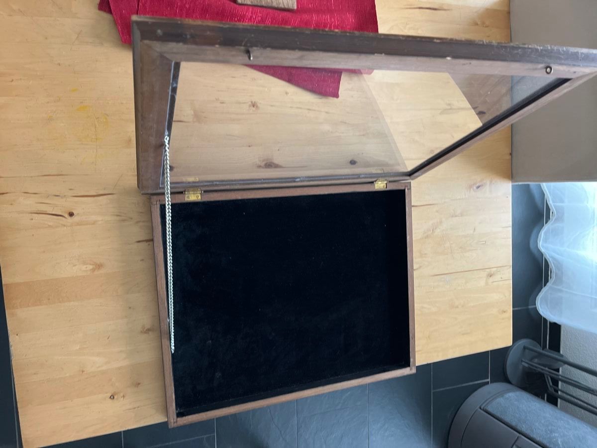 Vetrine: Holz Vitrine Vintage mit Samt Innenfutter – Usato da Neuenhof venduto da Pixeline 1