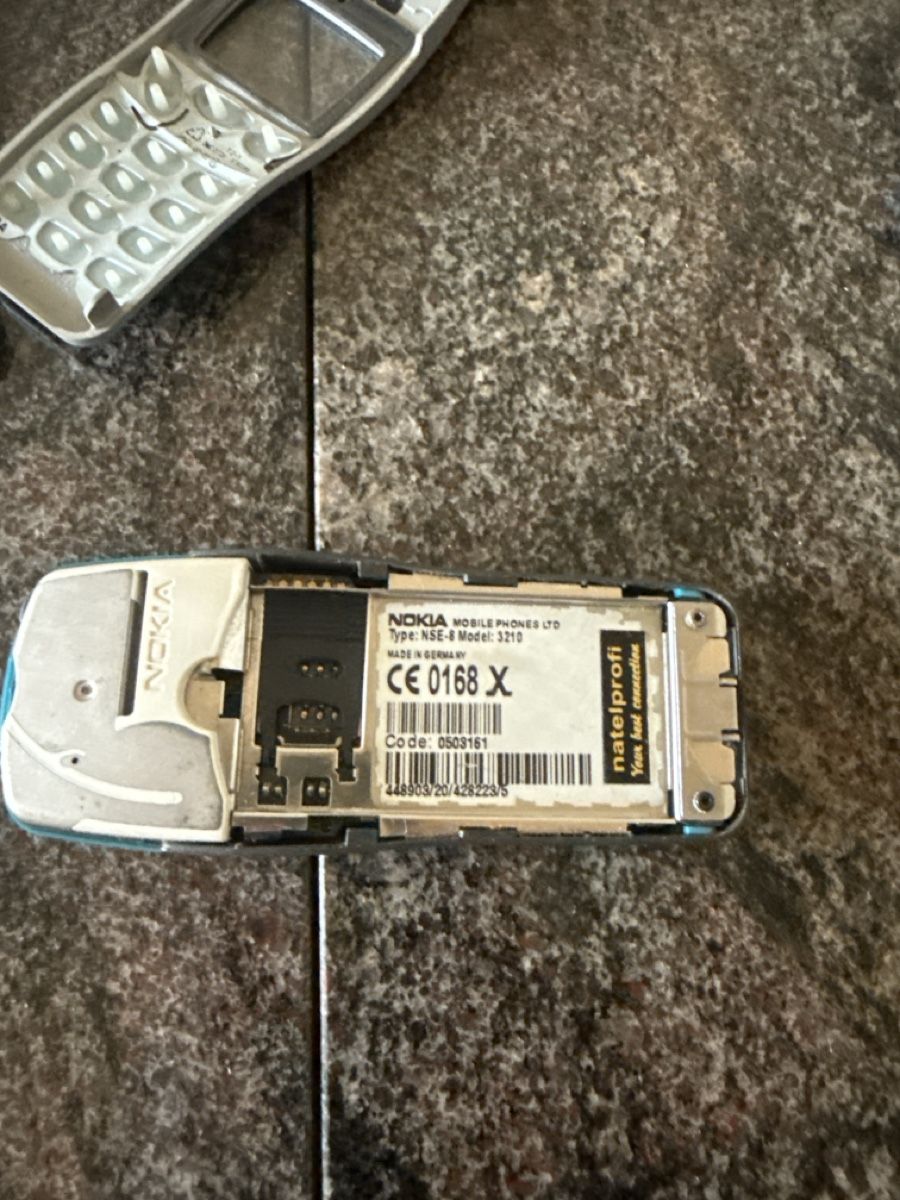 Nokia Portables: NOKIA 3210 – Défectueux à winterthur par WINTERTHUR53 3