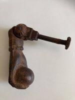 Alter, rostiger Türklopfer aus Metall