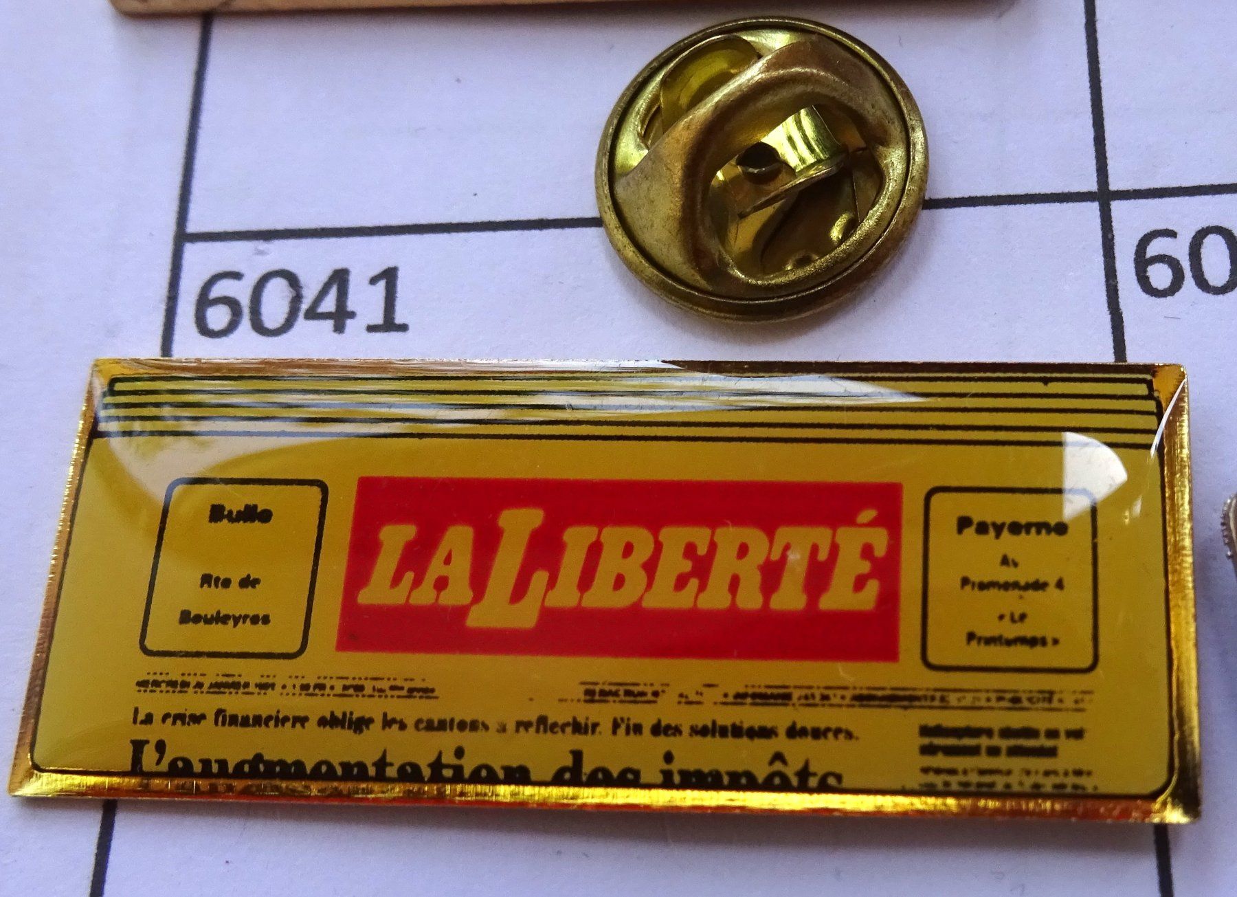Plaquettes & Badges: Pin La Liberte Zeitung – D'occasion à Utzenstorf par BUtter81