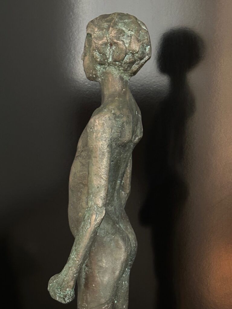 Sculture & Statue: Rolf Brem Bronze - stehendes Mädchen – Usato da Luzern venduto da Luzernistschoen 4