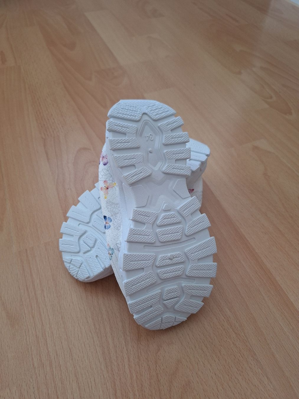 Scarpe per ragazze: Neue Sneaker Grösse 31/32 – Nuovo e nell'imballaggio originale da Kreuzlingen venduto da nissie88 1