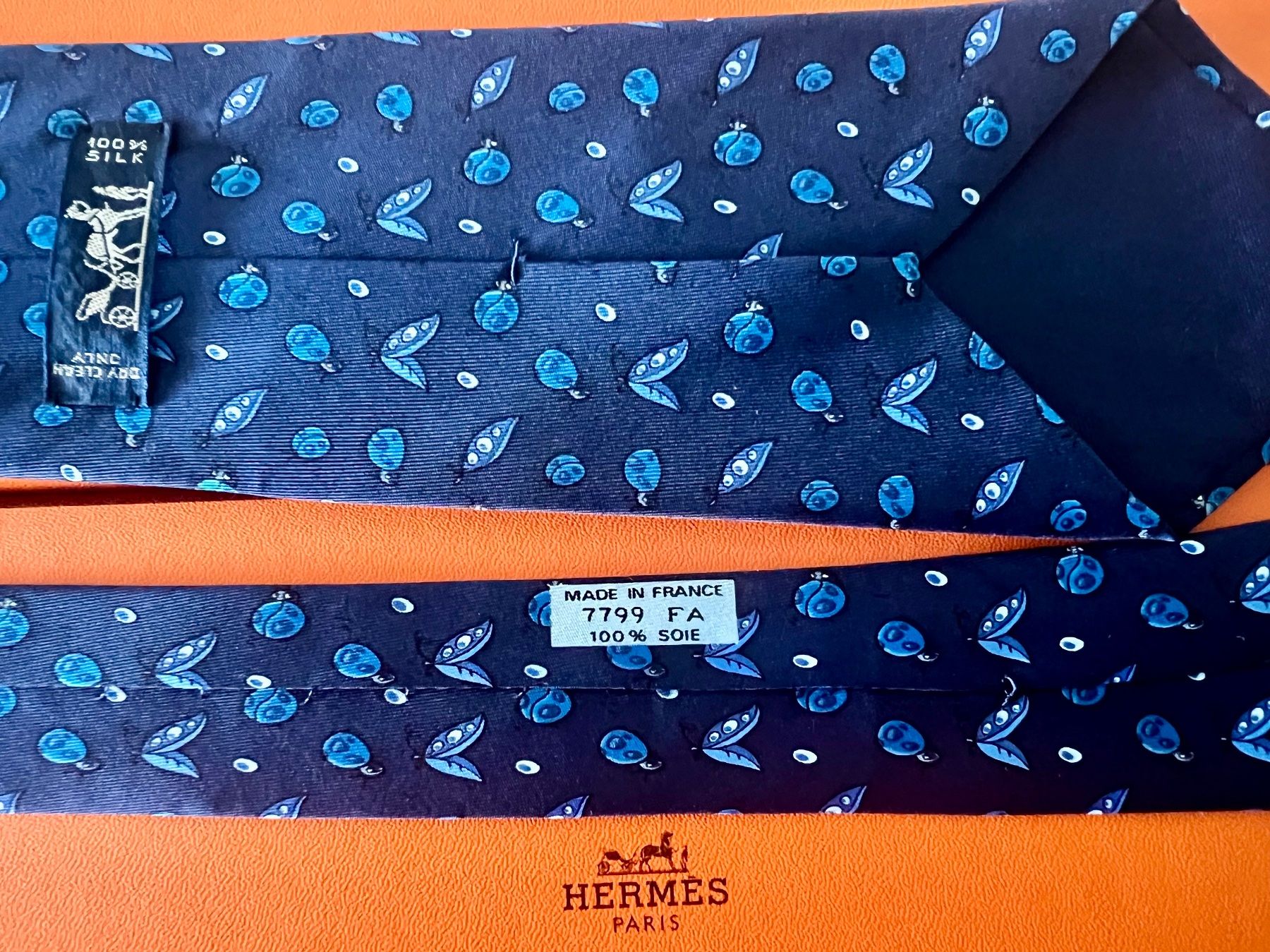 Hermès Cravates: Cravate HERMES-Paris „Exotic Blue" - avec box original – Neuf (Voir description) à Le Mont-sur-Lausanne par luxurylover 3