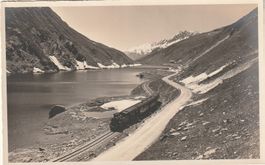 Oberalp-Pass mit Zug