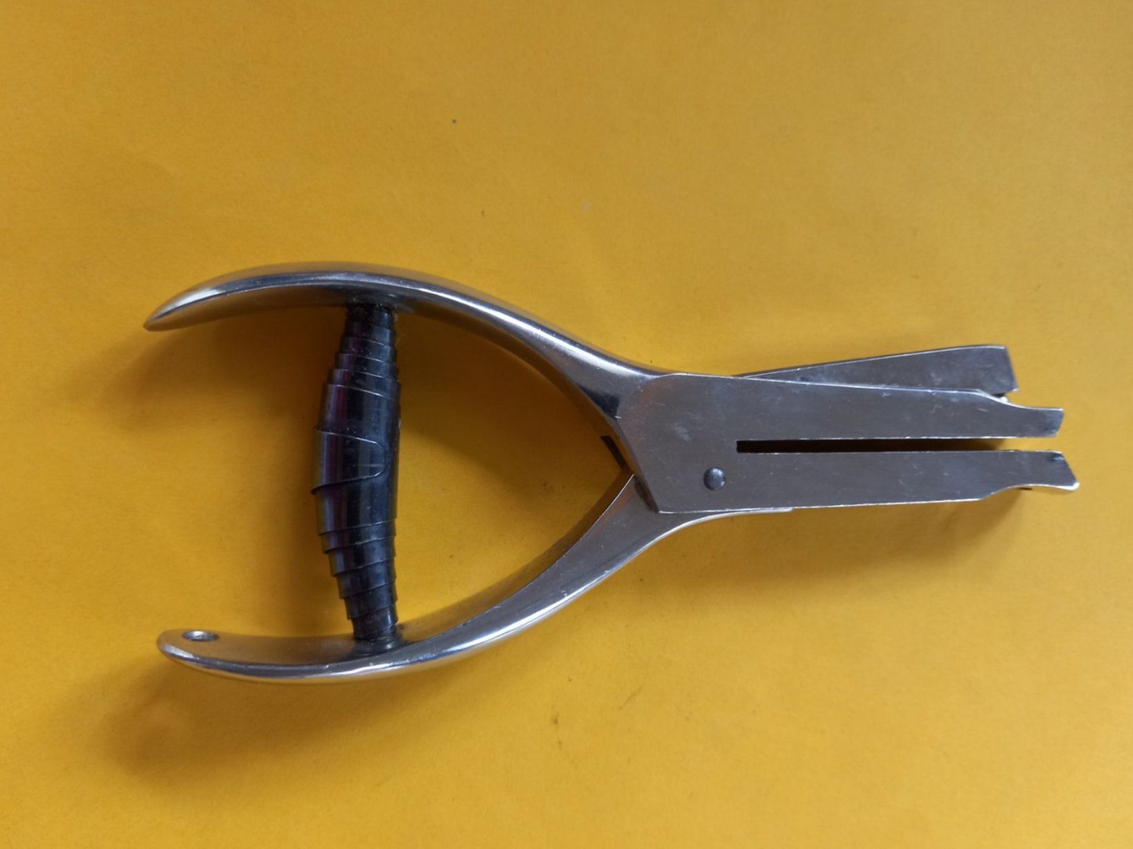 Greifer: Pince perforatrice en métal – Gebraucht aus Rossens FR von Souris1 3