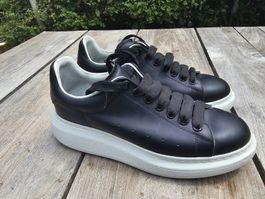 Alexander McQueen Sneaker Gr.42 in schwarz mit Gold Schrift