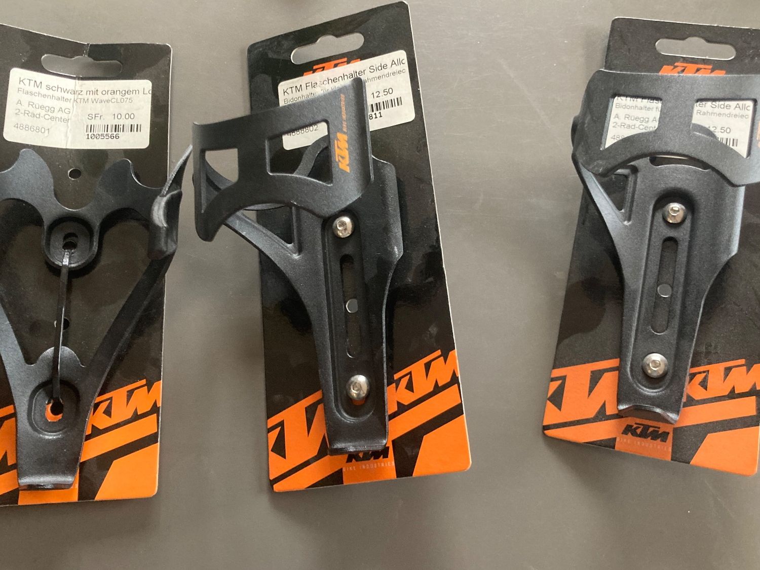 KTM Ersatzteile: 3 KTM Flaschenhalter(Nr.187) – Neu und originalverpackt aus Winterthur von Veloteileauktion 3