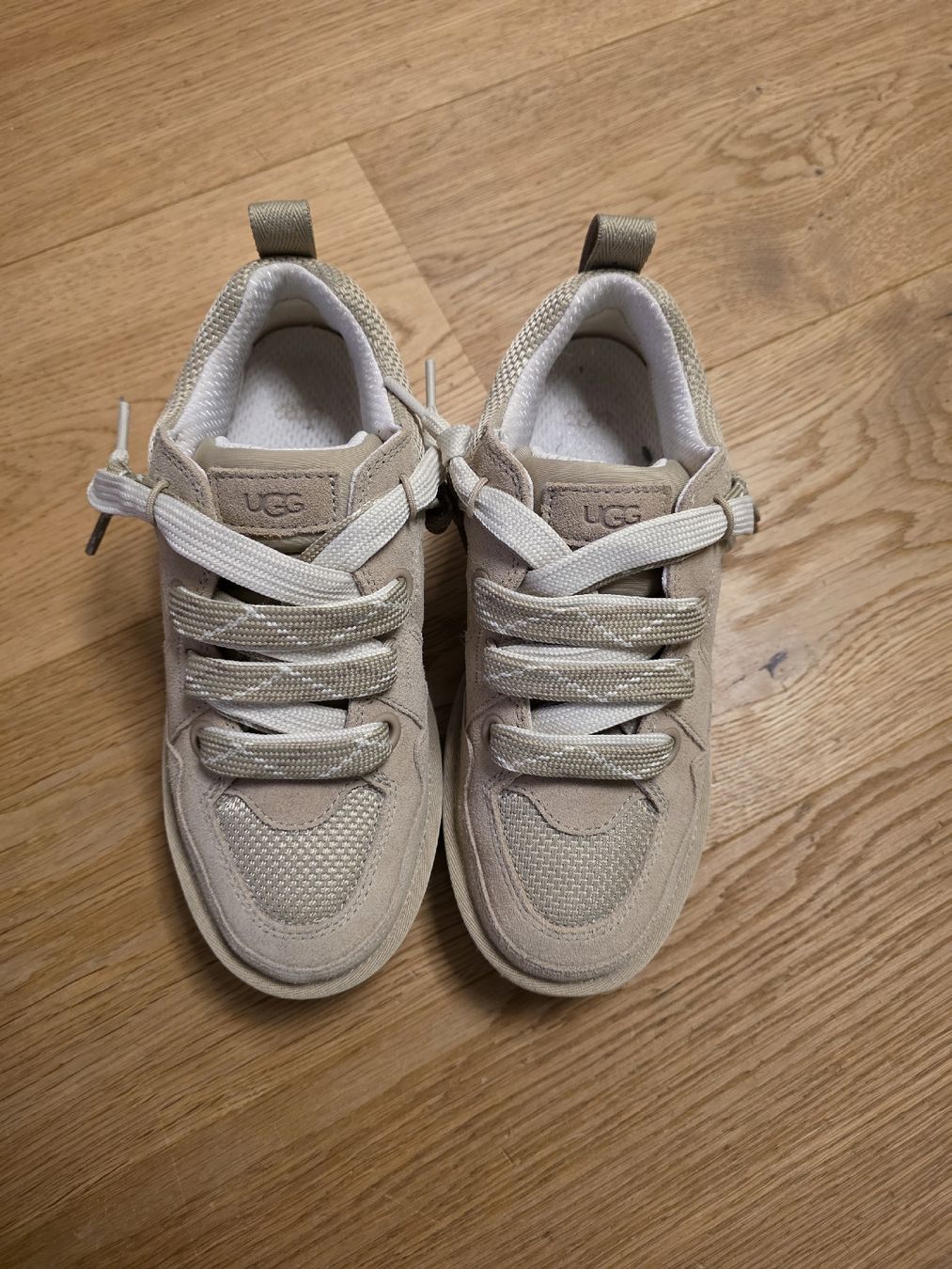 Ugg Scarpe da donna: UGG's beige neuwertig, Gr. 38 – Usato da Oberhasli venduto da Fabilan 1