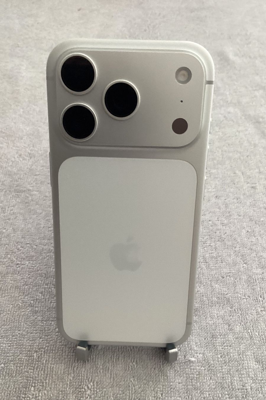 Apple Telefoni cellulari / Smartphones: Apple iPhone 17 Pro 256 GB, Silber, noch neu – Nuovo (secondo la descrizione) da Affoltern am Albis venduto da Sspiridon 6