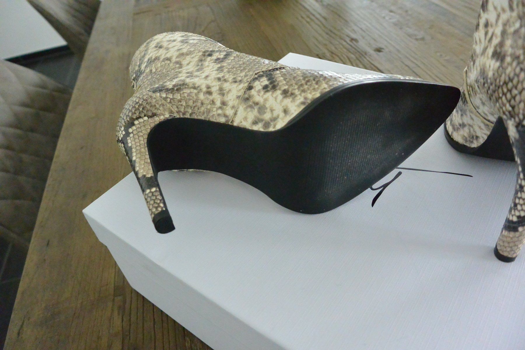 Damenschuhe: Stilvolle Absatzstiefeletten Damen  Schlangenmuster – Neu und originalverpackt aus Laupen ZH von Tremila 3