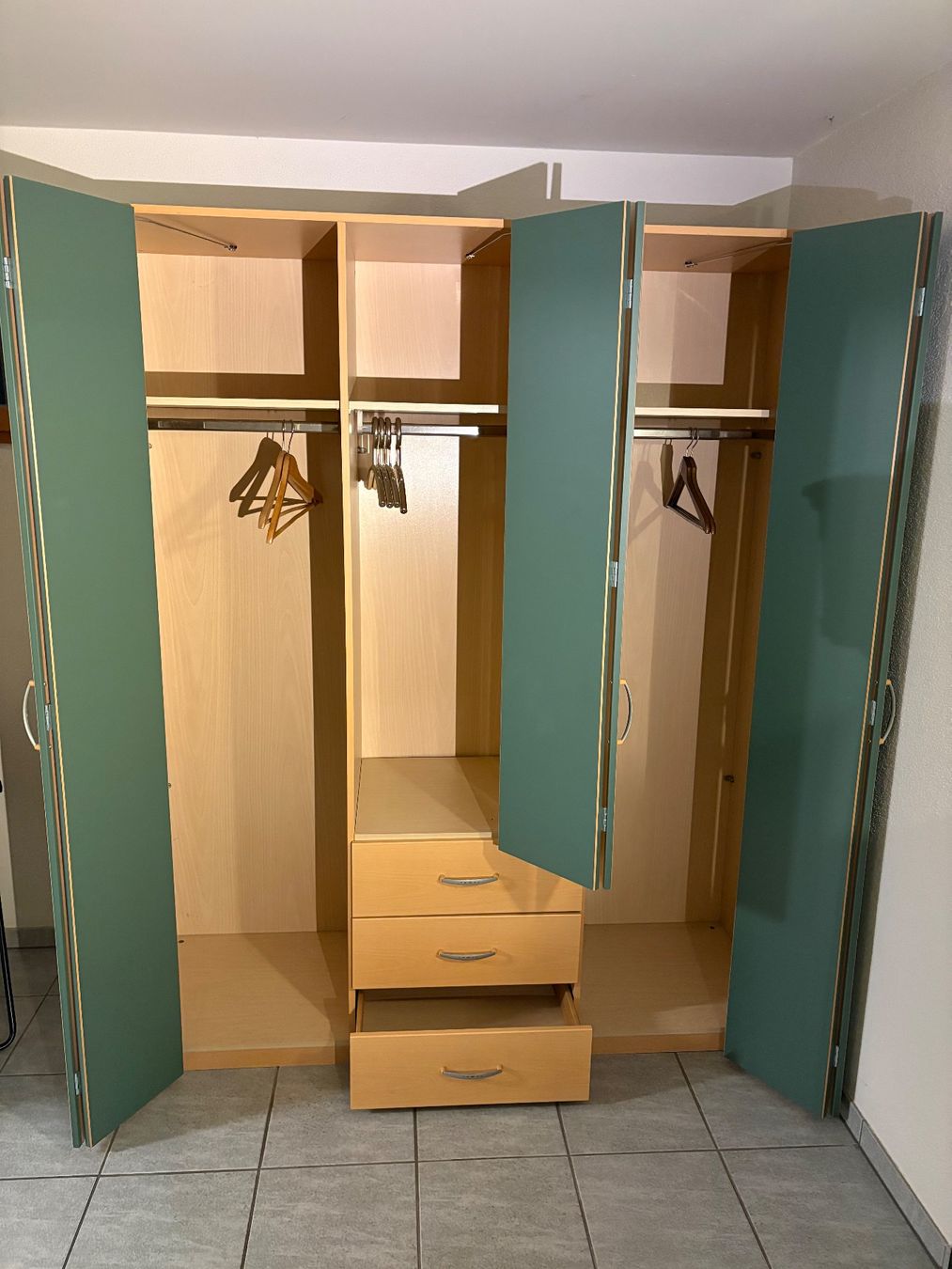 Armadi: Kleiderschrank – Usato da Wettswil venduto da IfeAA6 2