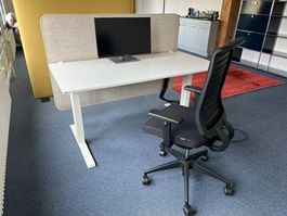 Bigla Bürotisch höhenverstellbar mit Akustik Trennwand