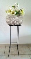 Wunderschönes Blumengesteck mit Metallständer.