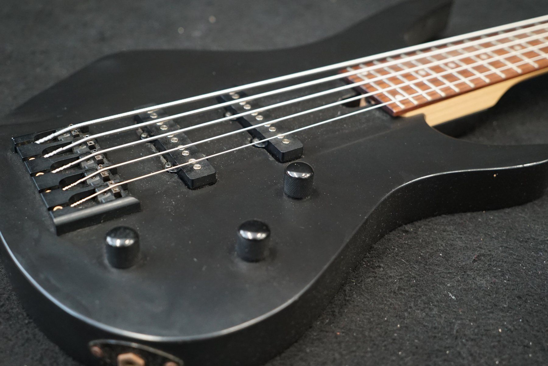Musikinstrumente: ESH Hero 5 String Bass schwarz mit Bag – Gebraucht aus Ortschwaben von Musictrade 2