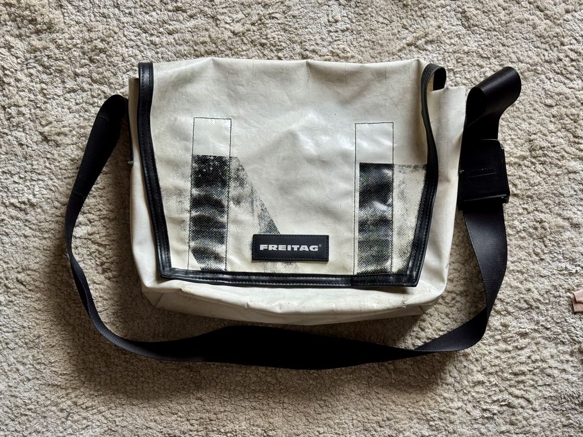 Freitag Borse: Sac Freitag noir/blanc taille moyenne – Usato da Lausanne venduto da huggylesbonstuyaux01
