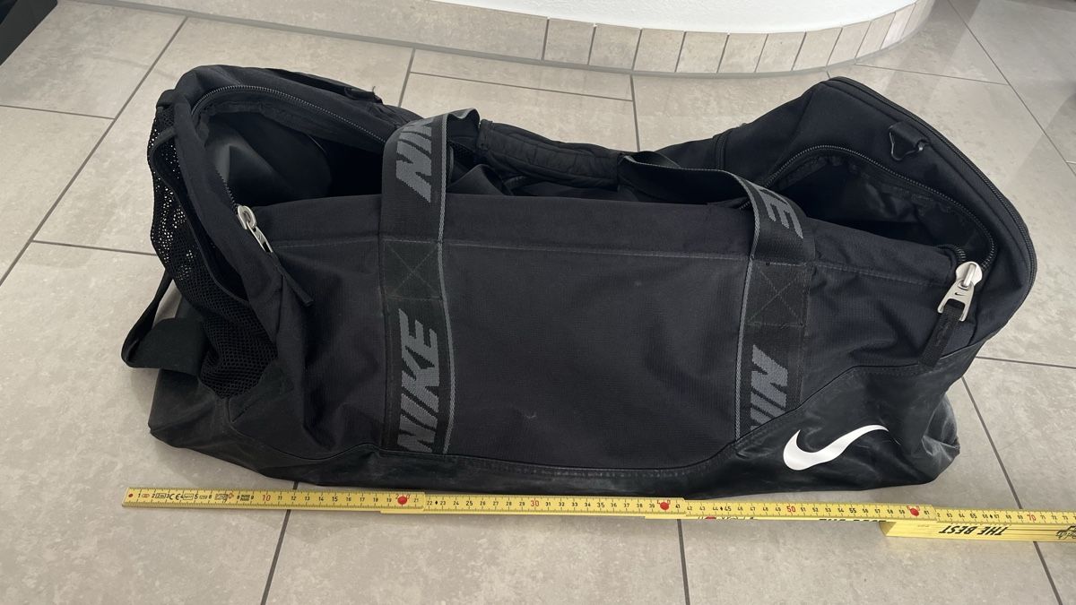 Nike Taschen: Grosse Nike Sporttasche – Gebraucht aus Emmenbrücke von Hamster-Traum