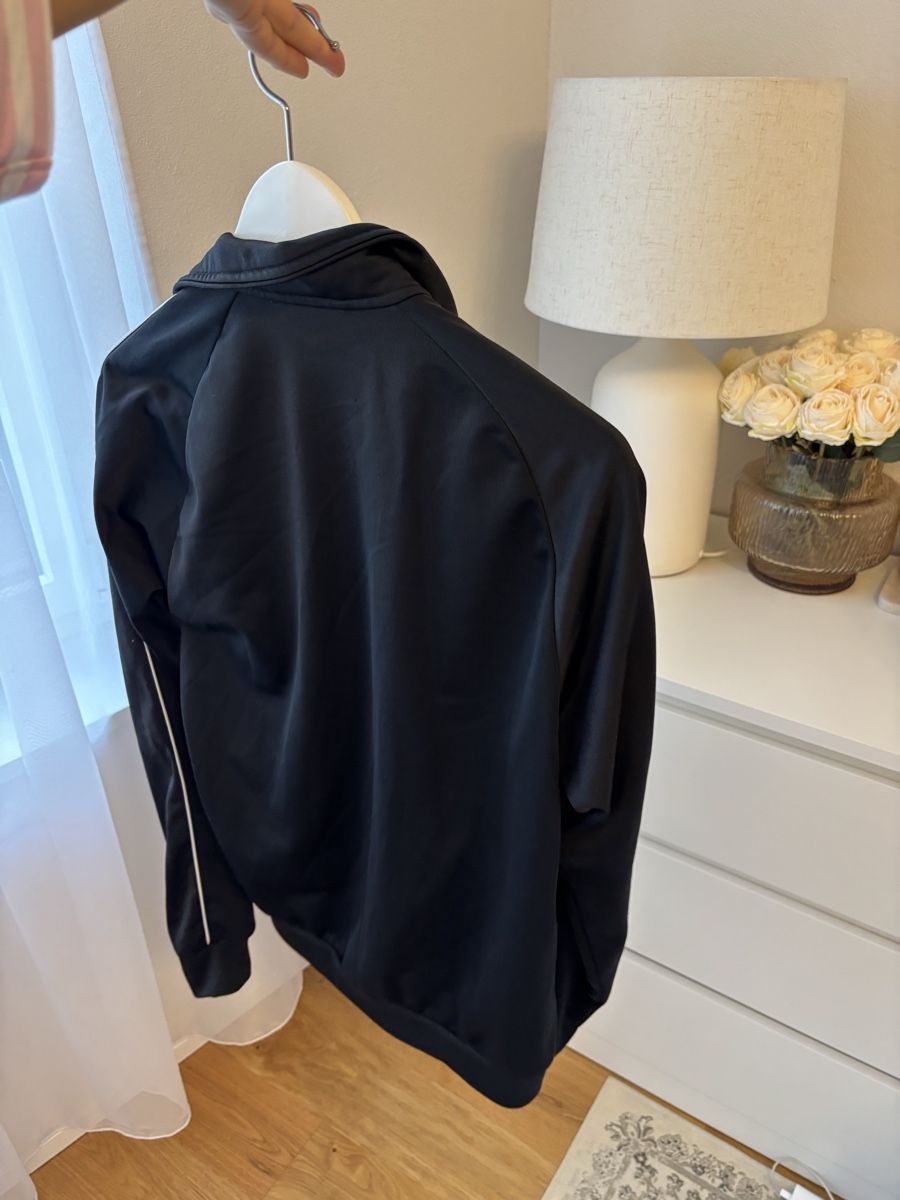 Adidas Giacche: Adidas Black Jacket Size S NP: 90.- – Nuovo (secondo la descrizione) da Horgen venduto da len_qjz9 2