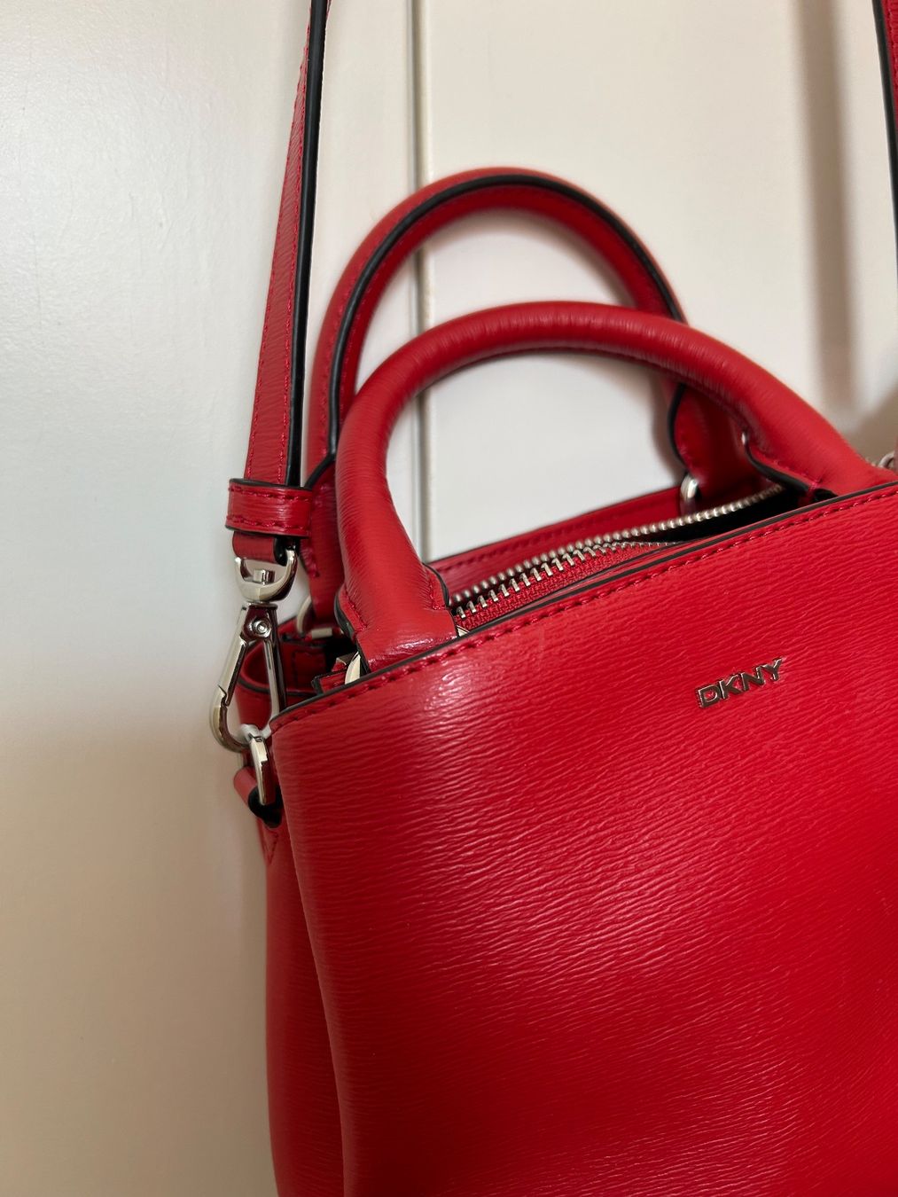 DKNY Borse da donna: New DKNY Red Crossbody/Handbag – Nuovo (secondo la descrizione) da St. Gallen venduto da dec_2jy6 1