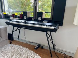 Roland RD-700GX E-Piano inkl. Pedal, Stromkabel und Ständer