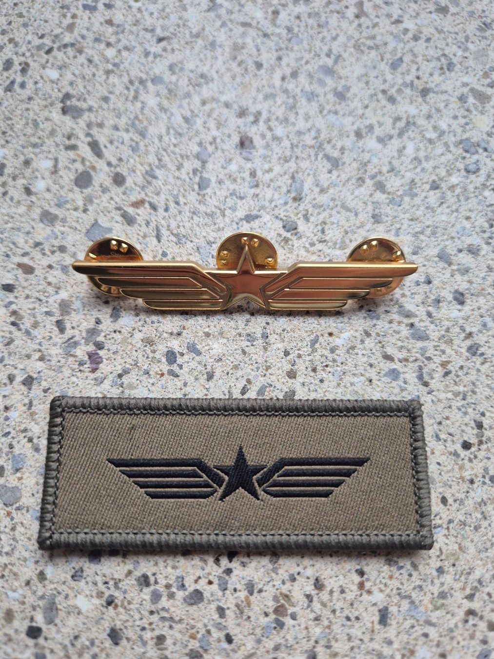 Schweizer Armee Placchette & Badge: *** Abzeichen Set Bordoperateur Luftwaffe *** – Nuovo e nell'imballaggio originale da Riedholz venduto da fr_sIruP