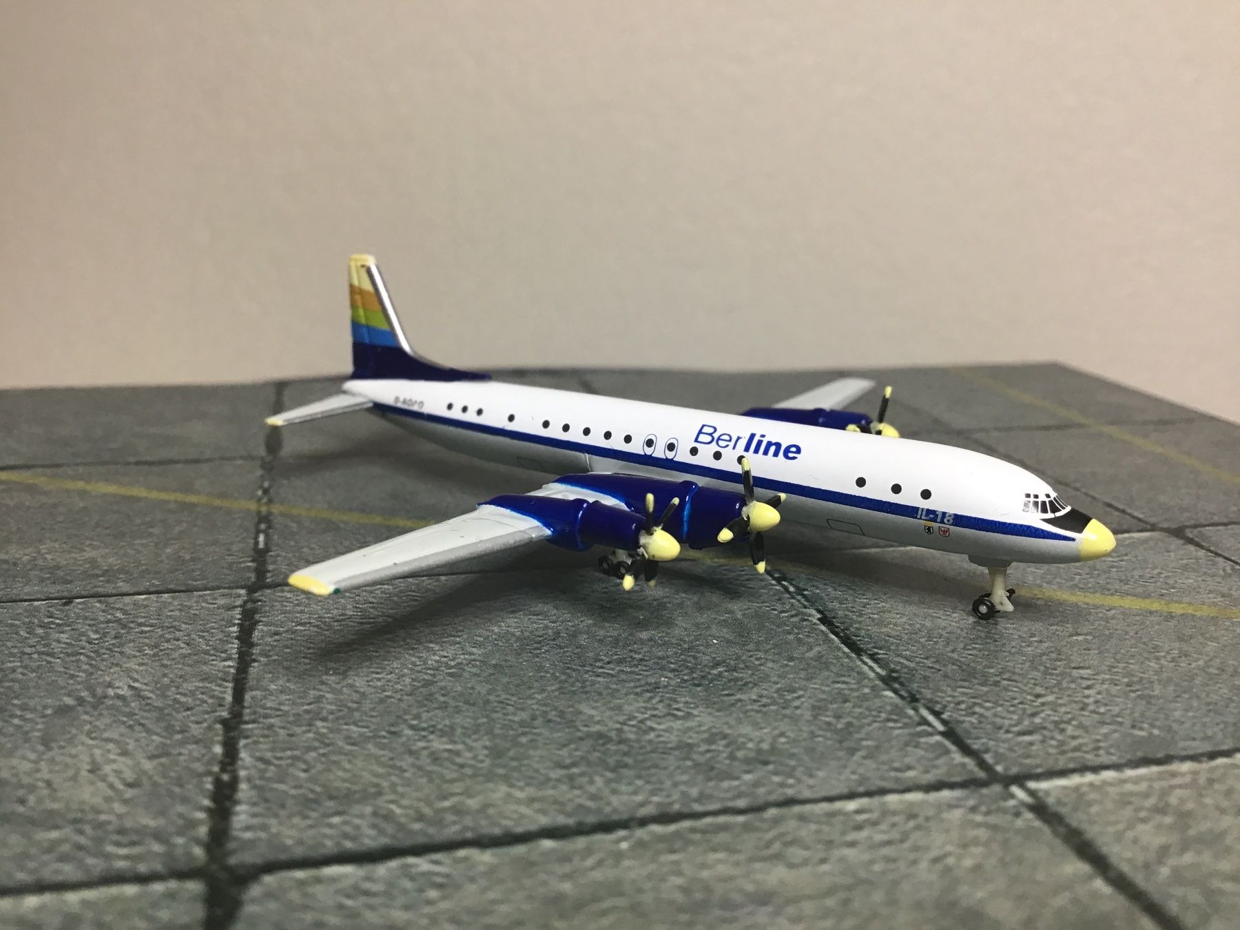Herpa Modellbausätze & Standmodelle: Herpa IL-18 "Berline" 1/500 Flugzeugmodell – Gebraucht aus Männedorf von Modellbau-wyss