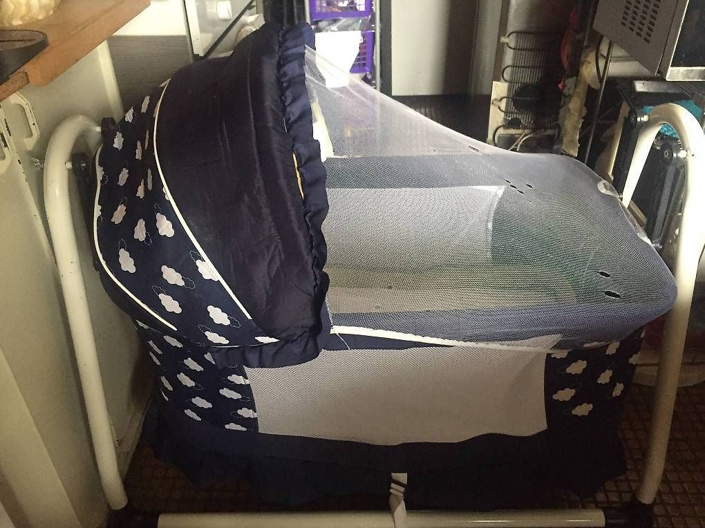 Lits: Lit de bébé avec bascule en suspension. – D'occasion à Genève par sbo_ks28 2